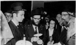מימין הסטייפלר רבי שמואל רוזובסקי רבי שלמה ברמן והחתן רבי אלעזר כהנמן.jpg