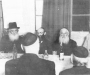 הרב מפוניבז והרב דסלר.jpg