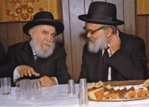 ר' יעקב קמינצקי עם ר' משה פיינשטיין (1).png