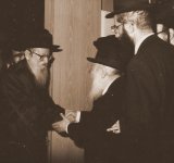 הרב שך עם המנחת יצחק.jpg