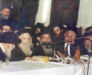 השהאמרי יציב בשיעור לידו הרב וואזנר.jpg